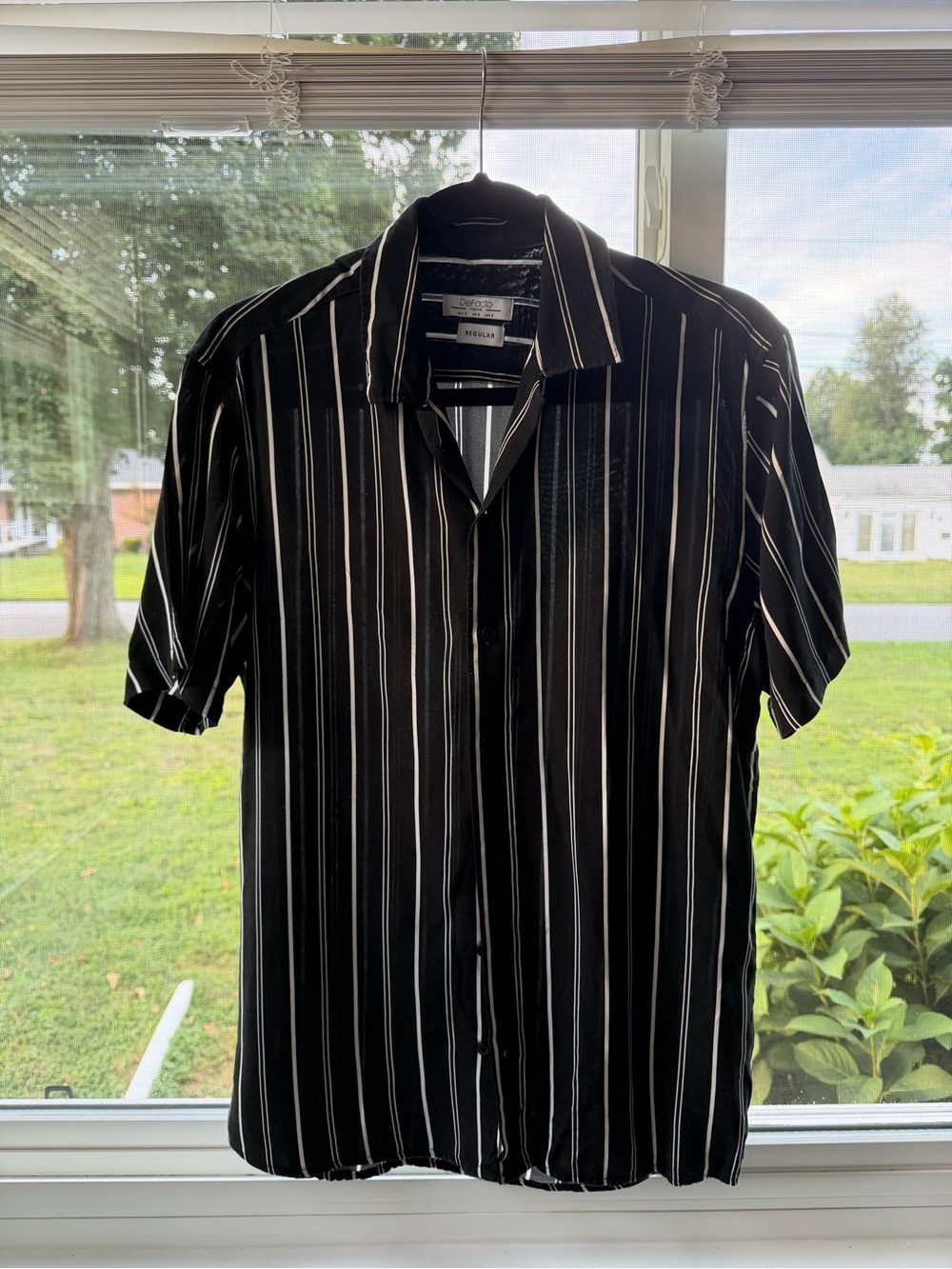 Men's Black Vertical Stripe Short-Sleeve Button-Down Shirt